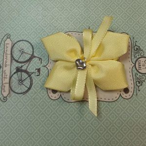 Belén Costales lazo hoja corazón amarillo claro