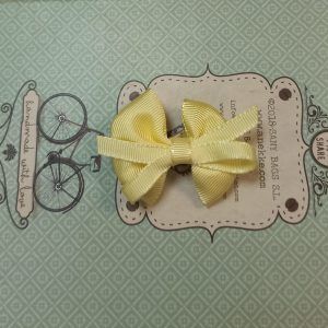Belén Costales lazo aspa amarillo claro