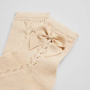 Calcetines calados infantiles beige con lazo Ysabel Mora