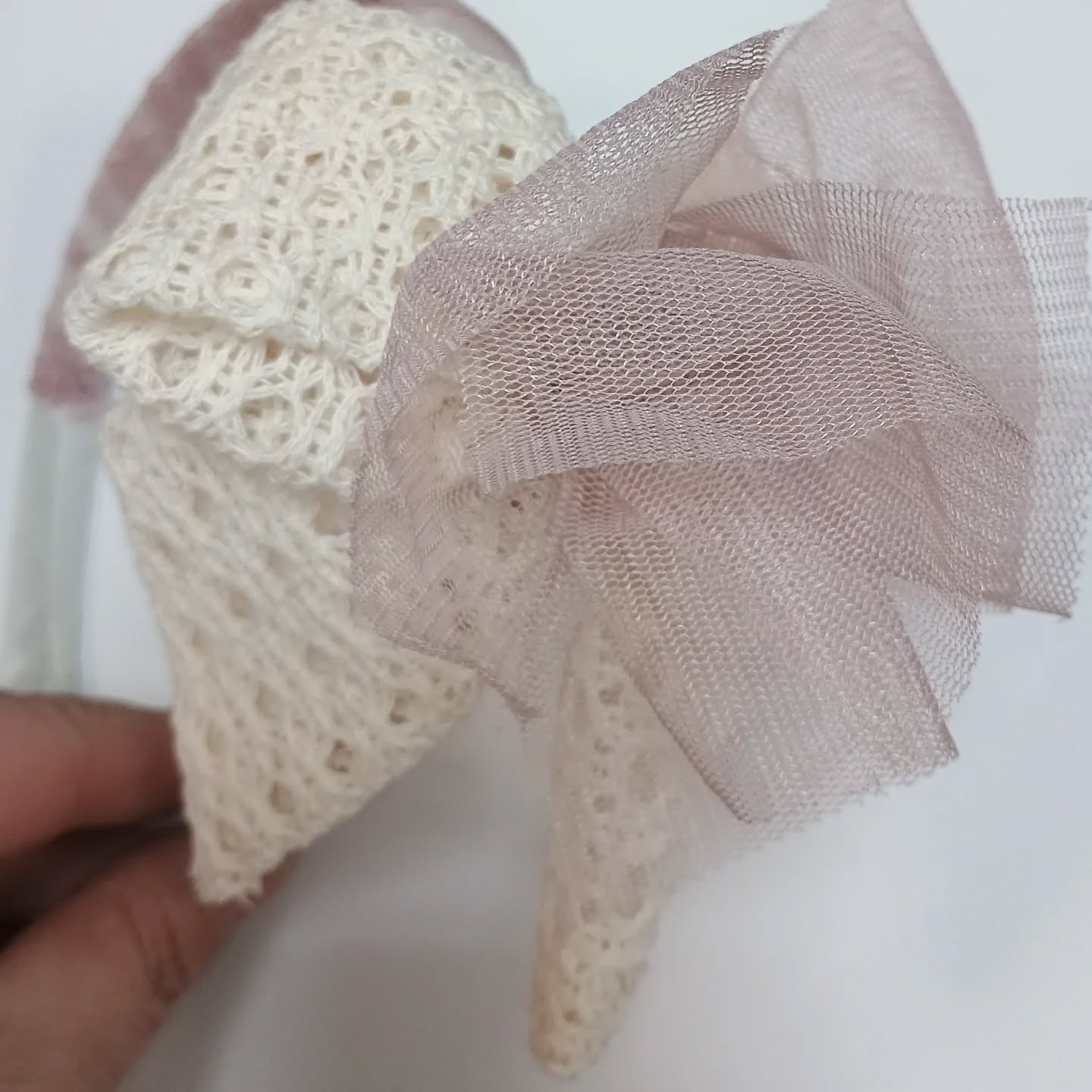 Diadema Alba tul rosa con encaje beige Basmartí - Imagen 2