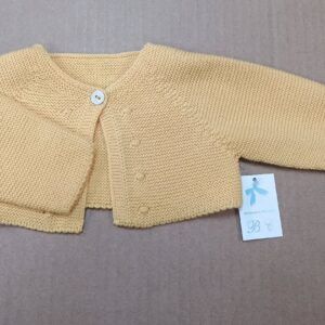Belén Costales chaqueta perlé amarillo fuerte